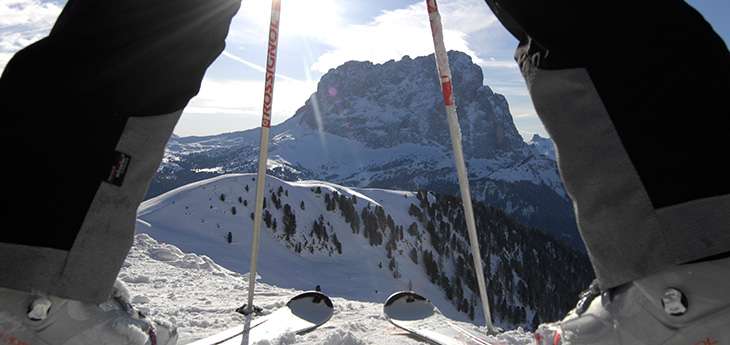 Skier sur les pistes des Dolomites